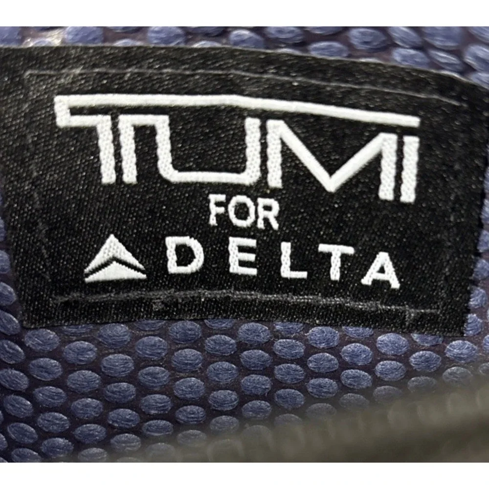 Tumi Delta Air Line Amenity Kit Gray Textured Zippered Travel Pouch Cosmetic EUC